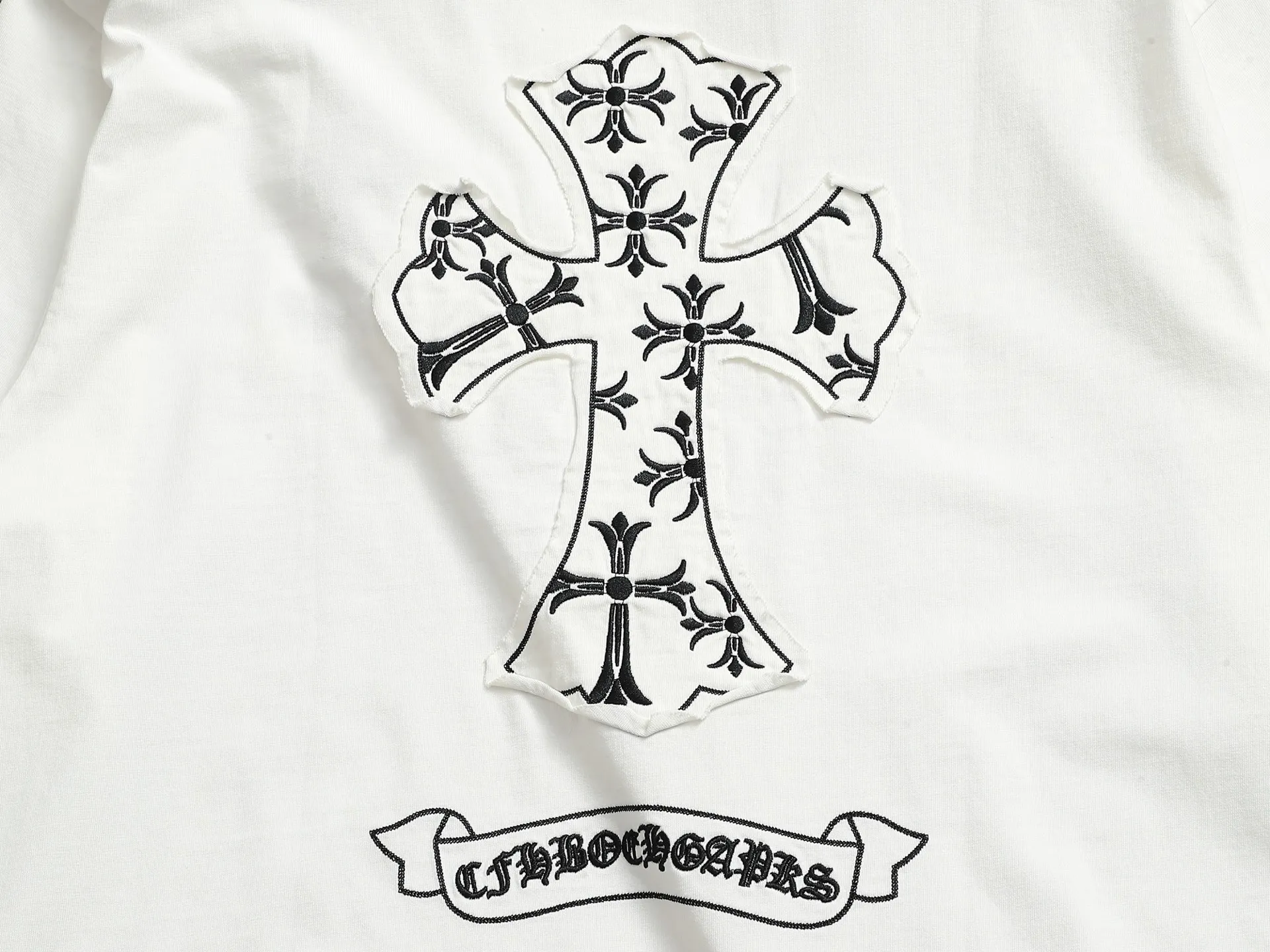 P210 𝗖𝗵𝗿𝗼𝗺𝗲 𝗛𝗲𝗮𝗿𝘁𝘀/Cro Heart 2025 Cross Patch Embroidery Summer New Original Single Counter American Acid Washed Distressed Laser Burnt Patch Embroidery Couple Casual Short Sleeve T-shirt 👑The highest version! Customized fabric 300g double yarn! American acid-washed and distressed original fabric laser burnt ✟appliqué embroidery and exquisite embroidery of letters! The best-selling model at the counter. It is very comfortable to wear. It is low-key yet luxurious. It is very classy when worn. The large size and tailoring are needless to say. The upper body is exquisite and vivid. 👍High-end first-class materials. A truly palace-level product. The cotton from Turkey is of outstanding quality. After heavy washing, the clothes are very soft! Not picky, the upper body is absolutely stylish and extremely luxurious. Auxiliary materials: The original model has been authenticated and labeled ➕100% silk washed with water label. Genuine purchase-grade original hangtag➕matching hanging rope➕3D hanging beads➕original packaging bag. Craftsmanship: The original version has consistent wiring! The highest version of the armhole matching technique! Countless times of pattern making to 100% restore the original appearance! The correct version is the same for men and women, super eye-catching, super good-looking, and super atmospheric! Color: White Black Size: S-XL